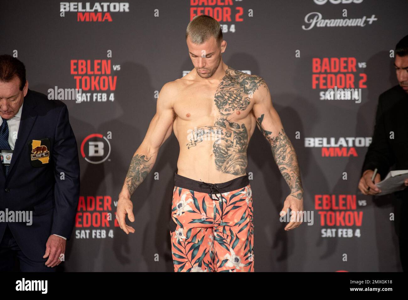 Los Angeles, Californie - 3 février: Brennan Ward pèse à 170,7lb ans avant son combat au Bellator 290 Bader vs Fedor 2 au Forum on 4 février 2023 à Los Angeles, Californie, États-Unis. (Photo de Matt Davies) Credit: PX Images/Alamy Live News Banque D'Images