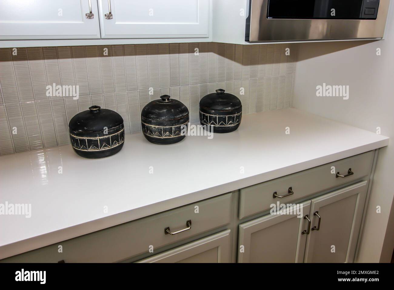 Comptoir de cuisine avec trois contenants décoratifs avec couvercles Banque D'Images