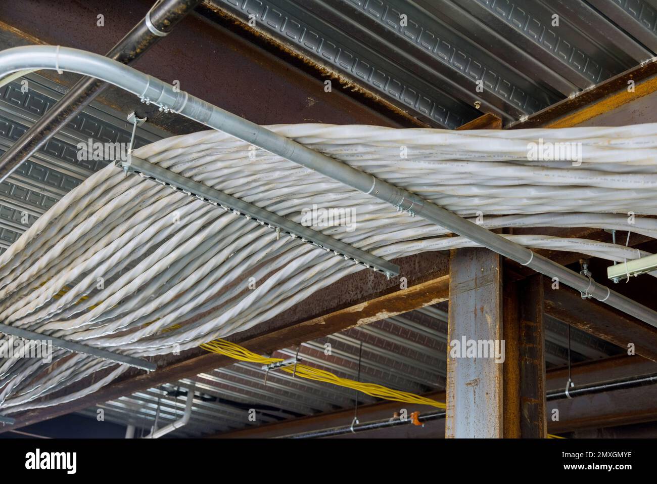 Câbles électriques assemblés et installés au plafond du nouveau complexe de construction d'appartements en cours de construction Banque D'Images