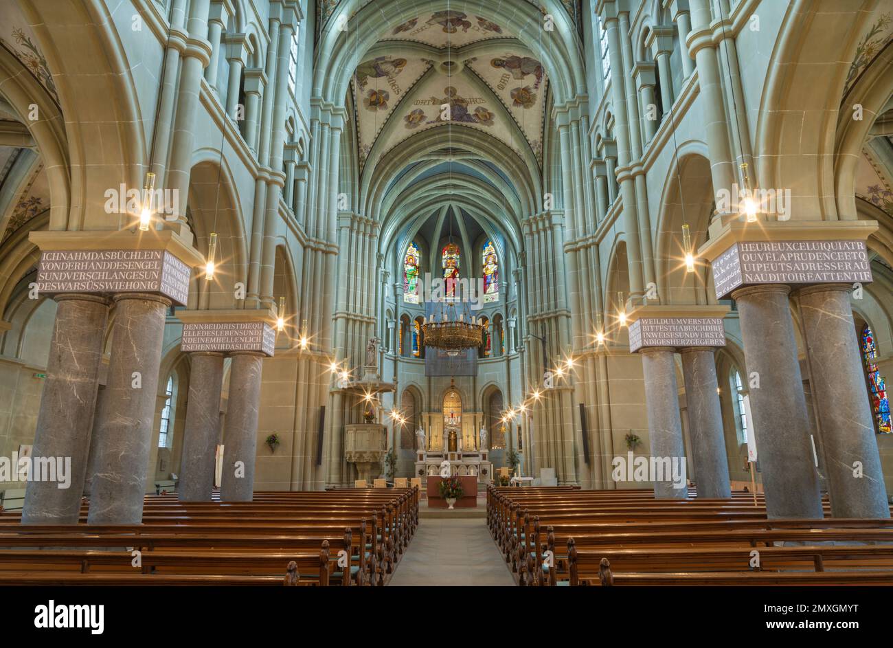 BERNE, SUISSE - JUNY 27, 2022: La nef de la nouvelle église de gothc Peter und Paul kirche à partir de 19. cent. Banque D'Images