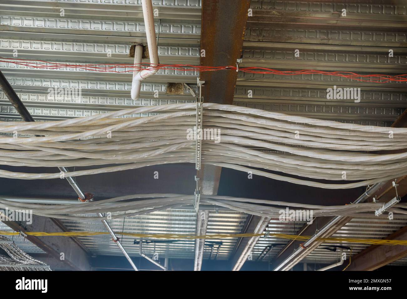 A posé une partie supérieure des fils électriques rugueux dans le nouveau complexe de construction d'appartements Banque D'Images