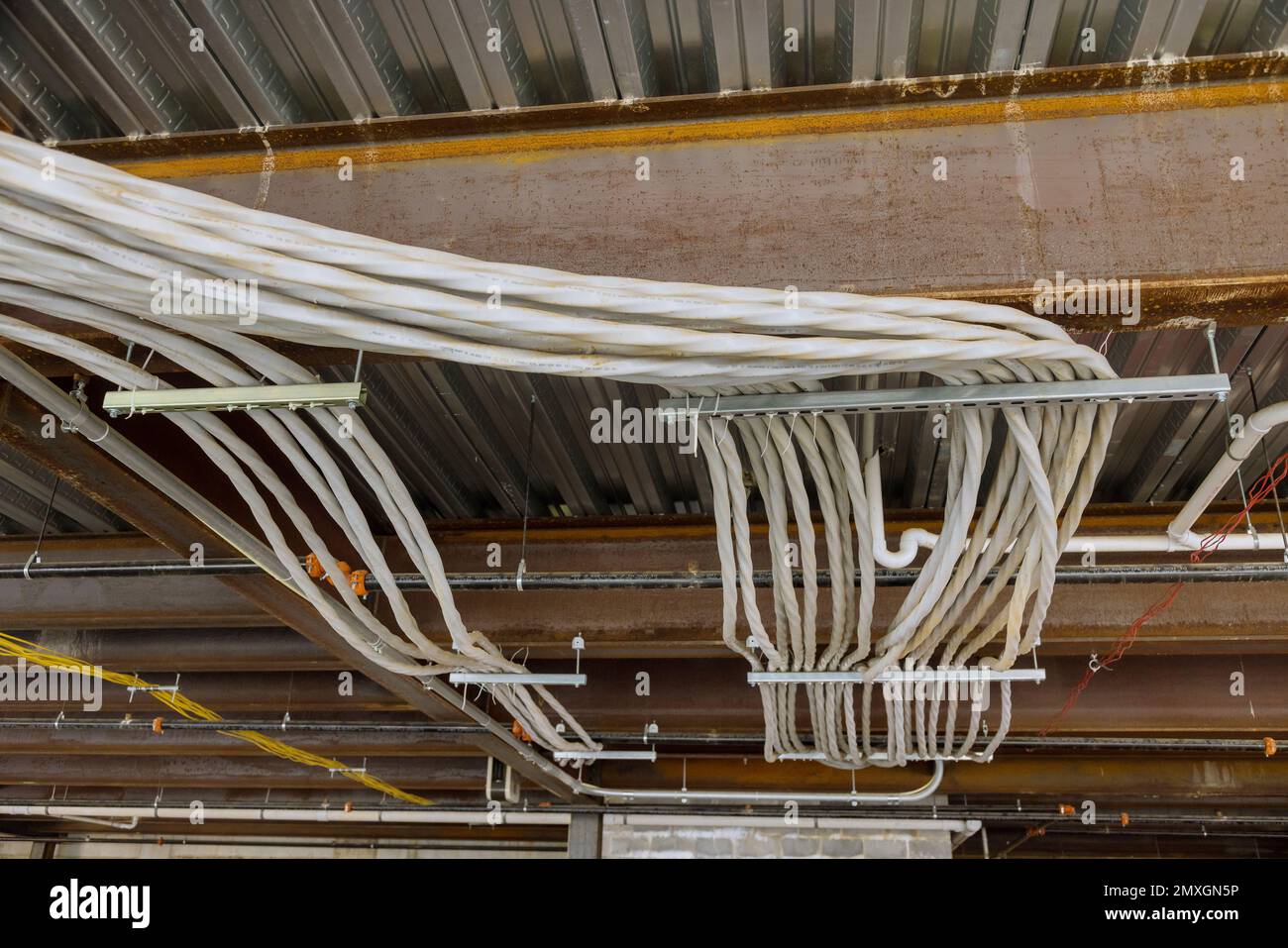 L'installation de fils électriques assemblés dans les plafonds d'un complexe d'appartements nouvellement construit a été portée Banque D'Images
