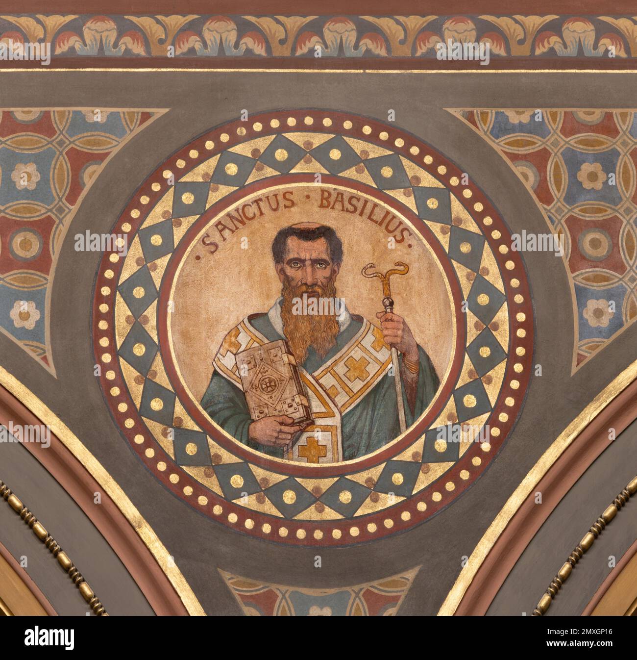 BERNE, SUISSE - JUNY 27, 2022: La fresque de Saint Basilic le Grand dans l'église Dreipaltigkeitskirche d'août Müller (1923). Banque D'Images
