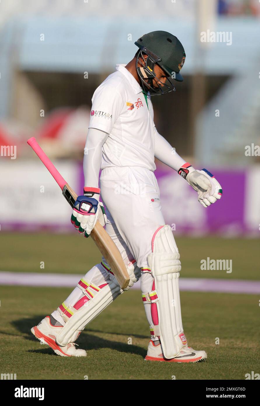 Bangladesh's captain Mushfiqur Rahim walks back to the pavilion after his dismissal by England's Gareth Batty during the fourth day of their first cricket test match in Chittagong, Bangladesh, Sunday, Oct. 23, 2016. (AP Photo/A.M. Ahad) Banque D'Images