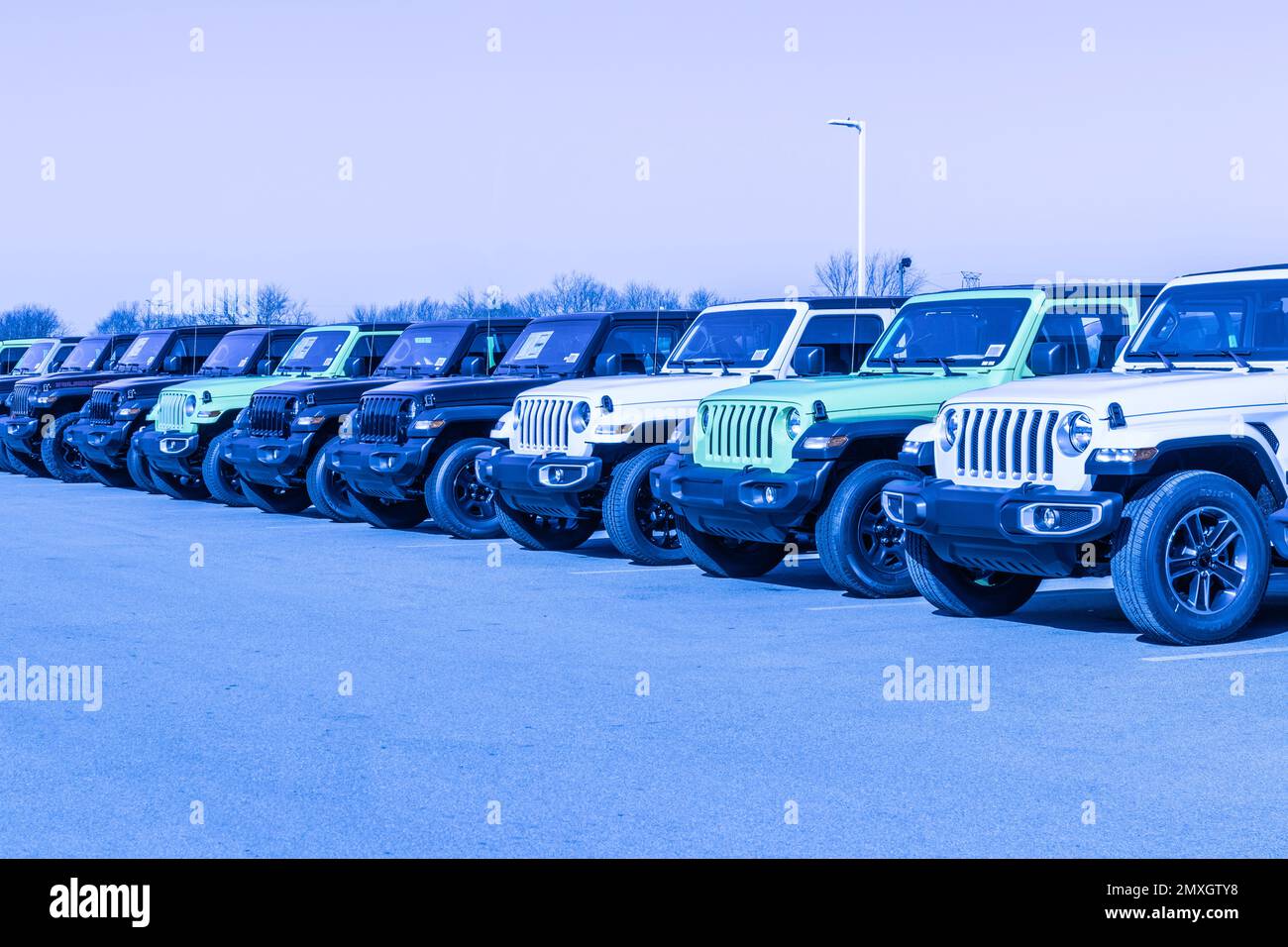 Lafayette - Circa février 2023 : exposition Jeep Wrangler à un concessionnaire avec des couleurs exagérées. Jeep fait partie de Stellantis. Banque D'Images
