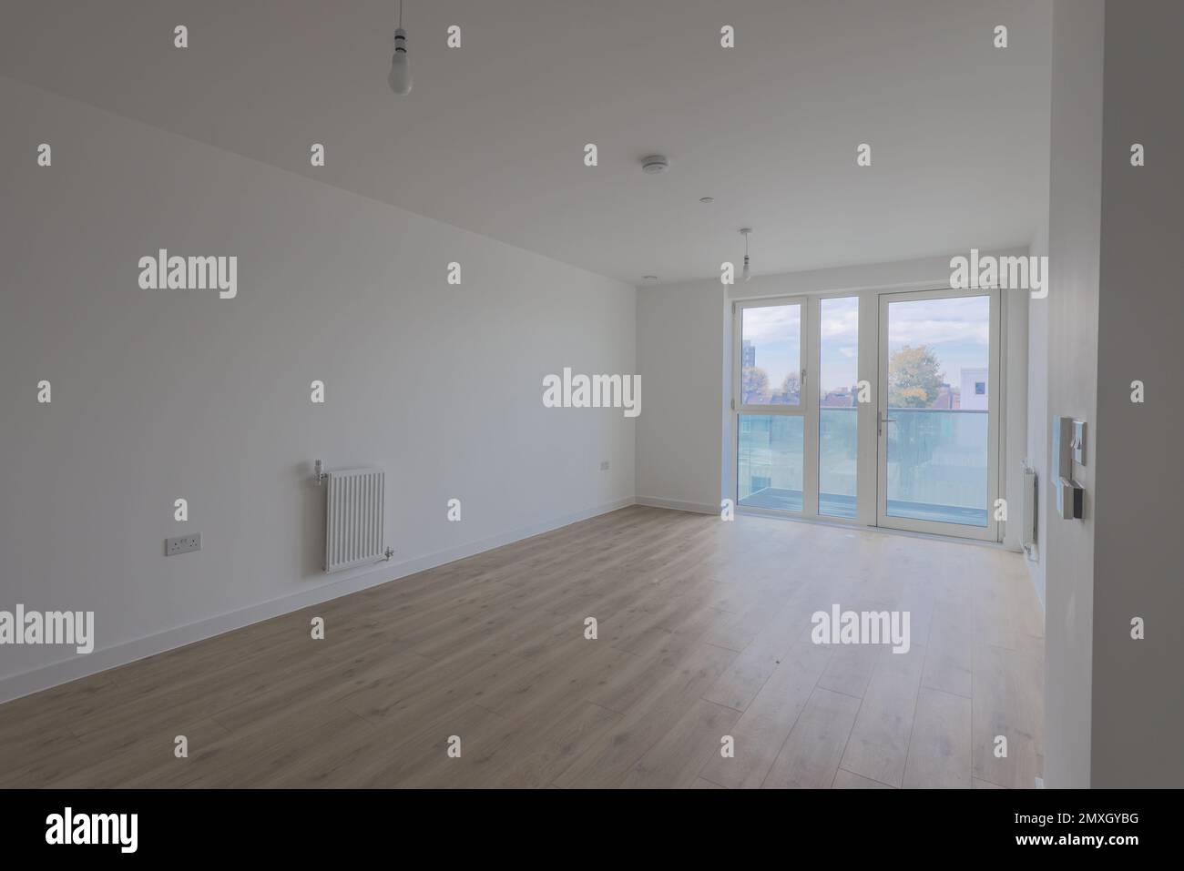 Parquet dans une chambre blanche vide et balcon Banque D'Images