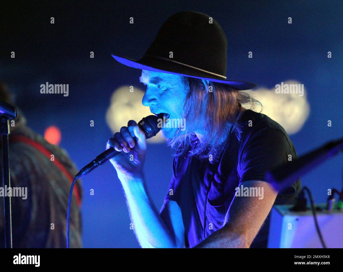 Todd Fink with The Faint performs as the opener for the Gang of Four at the Brooklyn Bowl on Friday, October 21, 2016, in Las Vegas. (Photo by Robb Cohen/Invision/AP) Banque D'Images