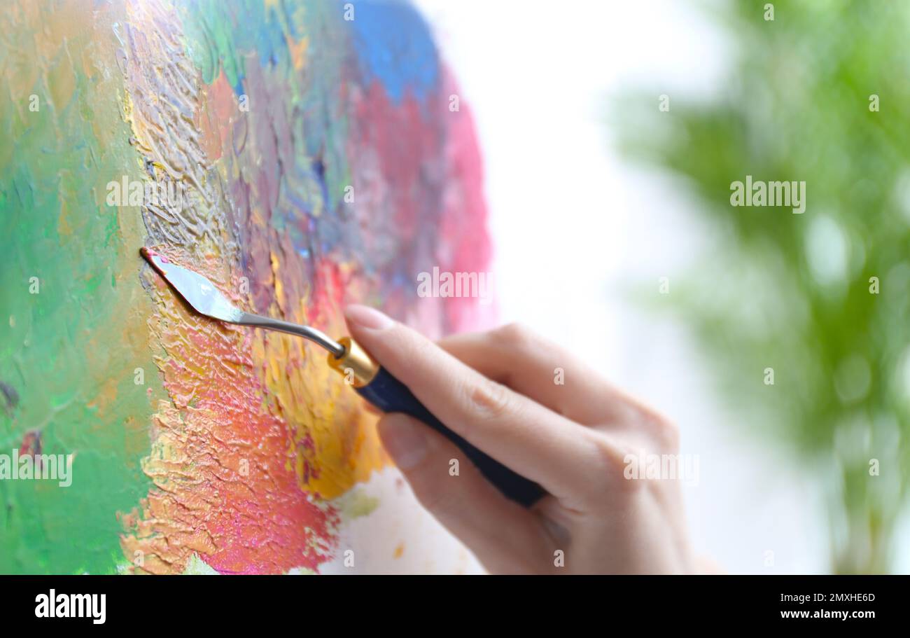 Peinture d'artiste sur toile avec spatule, gros plan Photo Stock - Alamy