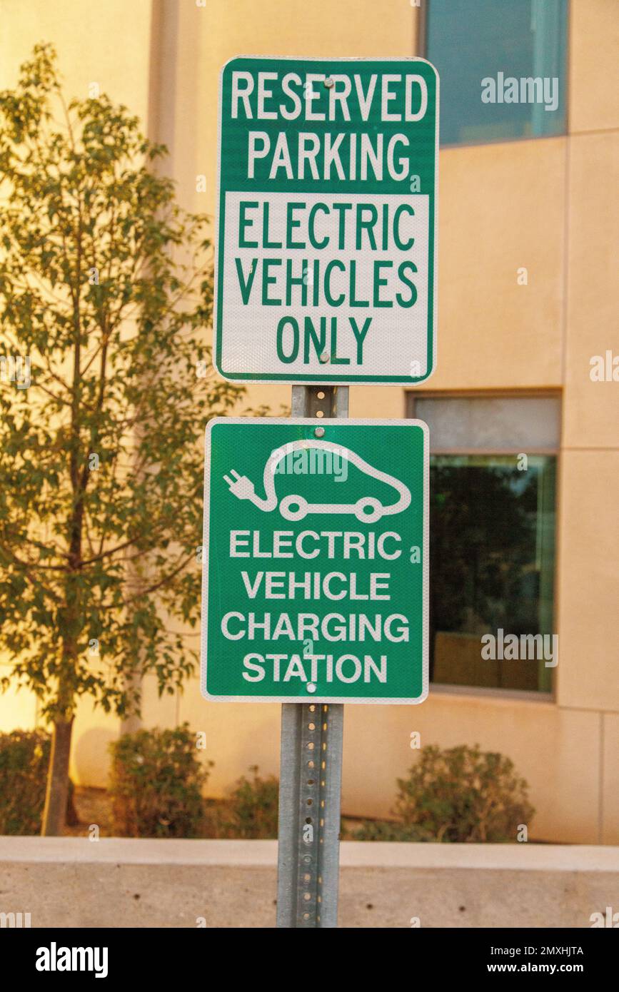 Panneau de stationnement réservé pour les véhicules électriques uniquement Banque D'Images