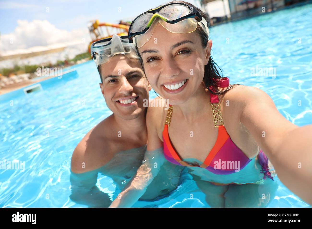 Couple heureux prenant le selfie dans la piscine. Vacances d'été Photo  Stock - Alamy