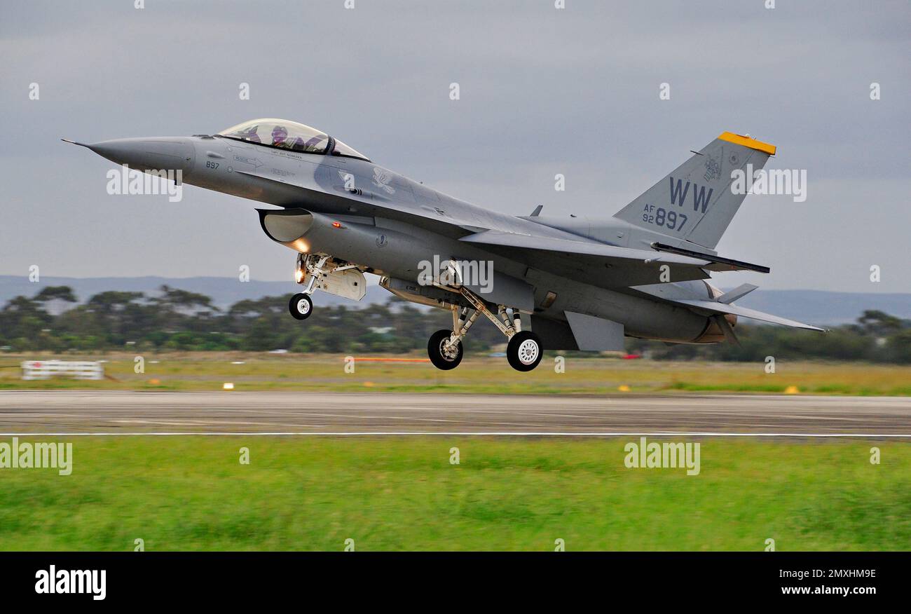 Un F-16 contre le ciel au salon Avalon Airshow à Geelong, en Australie, pendant la journée Banque D'Images