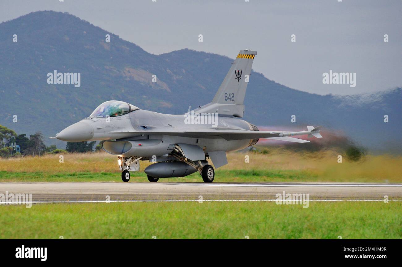 Un F-16 contre le ciel au salon Avalon Airshow à Geelong, en Australie, pendant la journée Banque D'Images