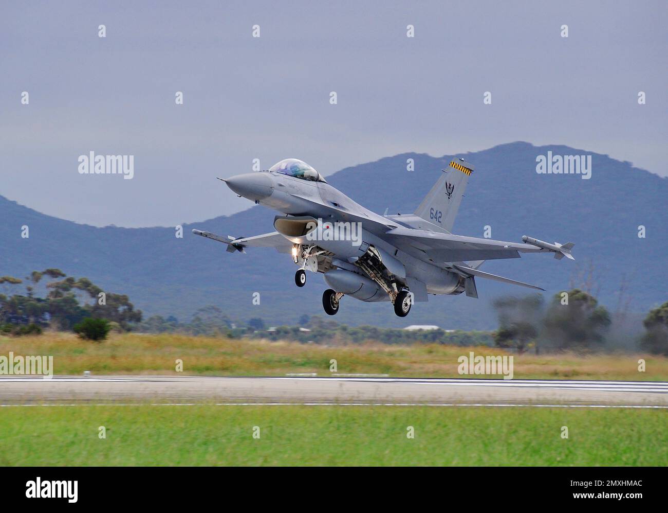 Un F-16 contre le ciel au salon Avalon Airshow à Geelong, en Australie, pendant la journée Banque D'Images