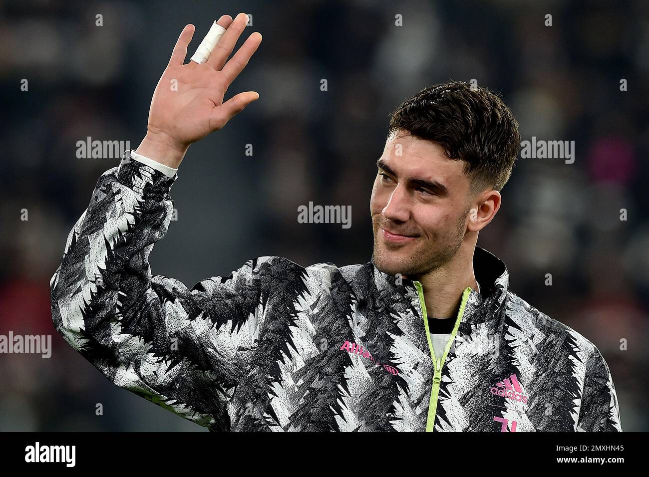 Dusan Vlahovic de Juventus FC vagues avant le match de football de la coupe d'Italie entre Juventus FC et SS Lazio au stade de Juventus à Turin (Italie), Febr Banque D'Images Dusan Vlahovic de Juventus FC vagues avant le match de football de la coupe d'Italie entre Juventus FC et SS Lazio au stade de Juventus à Turin (Italie), Febr Banque D'Images