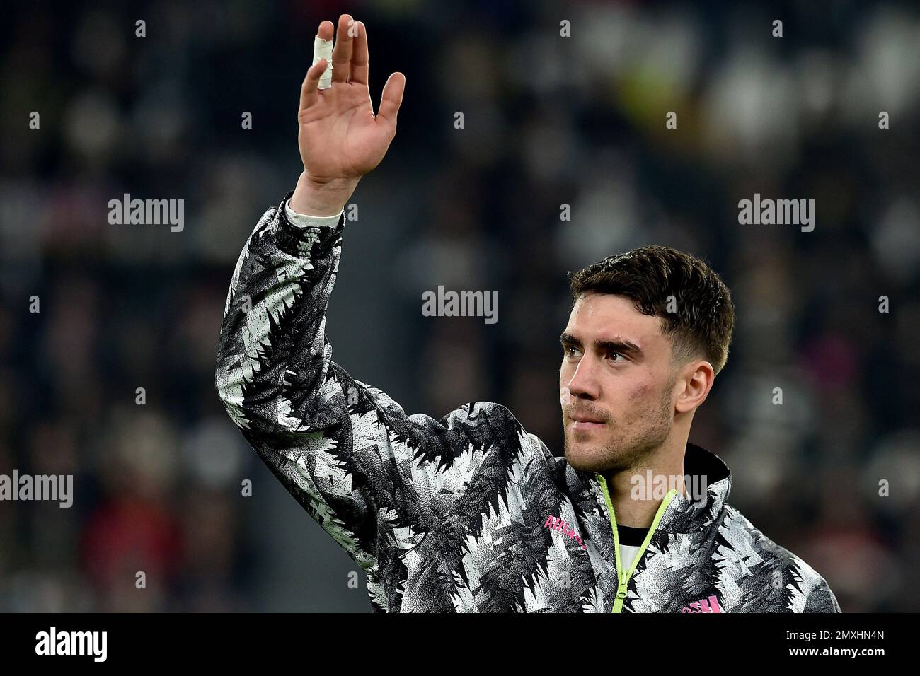 Dusan Vlahovic de Juventus FC vagues avant le match de football de la coupe d'Italie entre Juventus FC et SS Lazio au stade de Juventus à Turin (Italie), Febr Banque D'Images Dusan Vlahovic de Juventus FC vagues avant le match de football de la coupe d'Italie entre Juventus FC et SS Lazio au stade de Juventus à Turin (Italie), Febr Banque D'Images