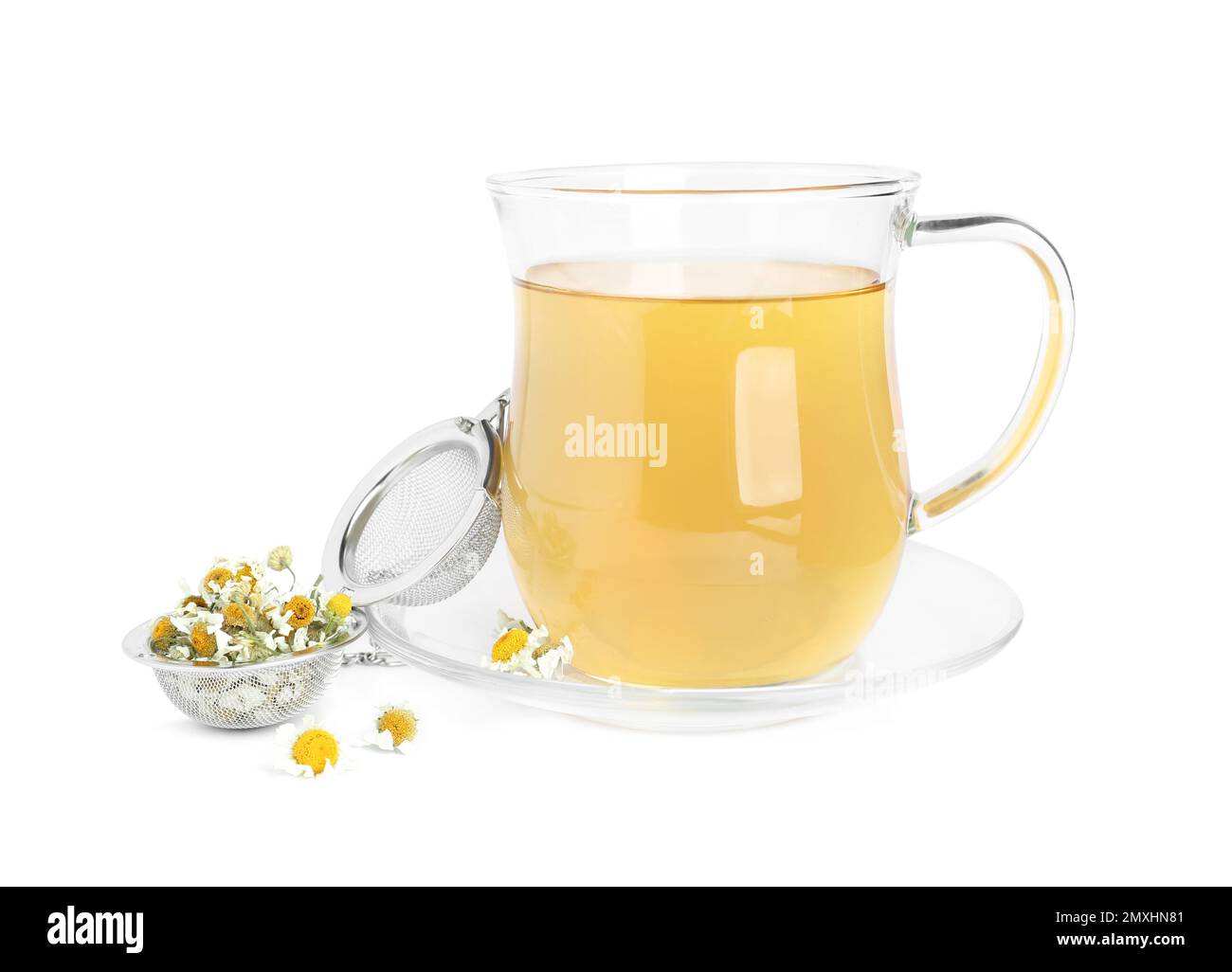 Thé de camomille frais et fleurs sèches dans l'infuser isolé sur blanc Banque D'Images
