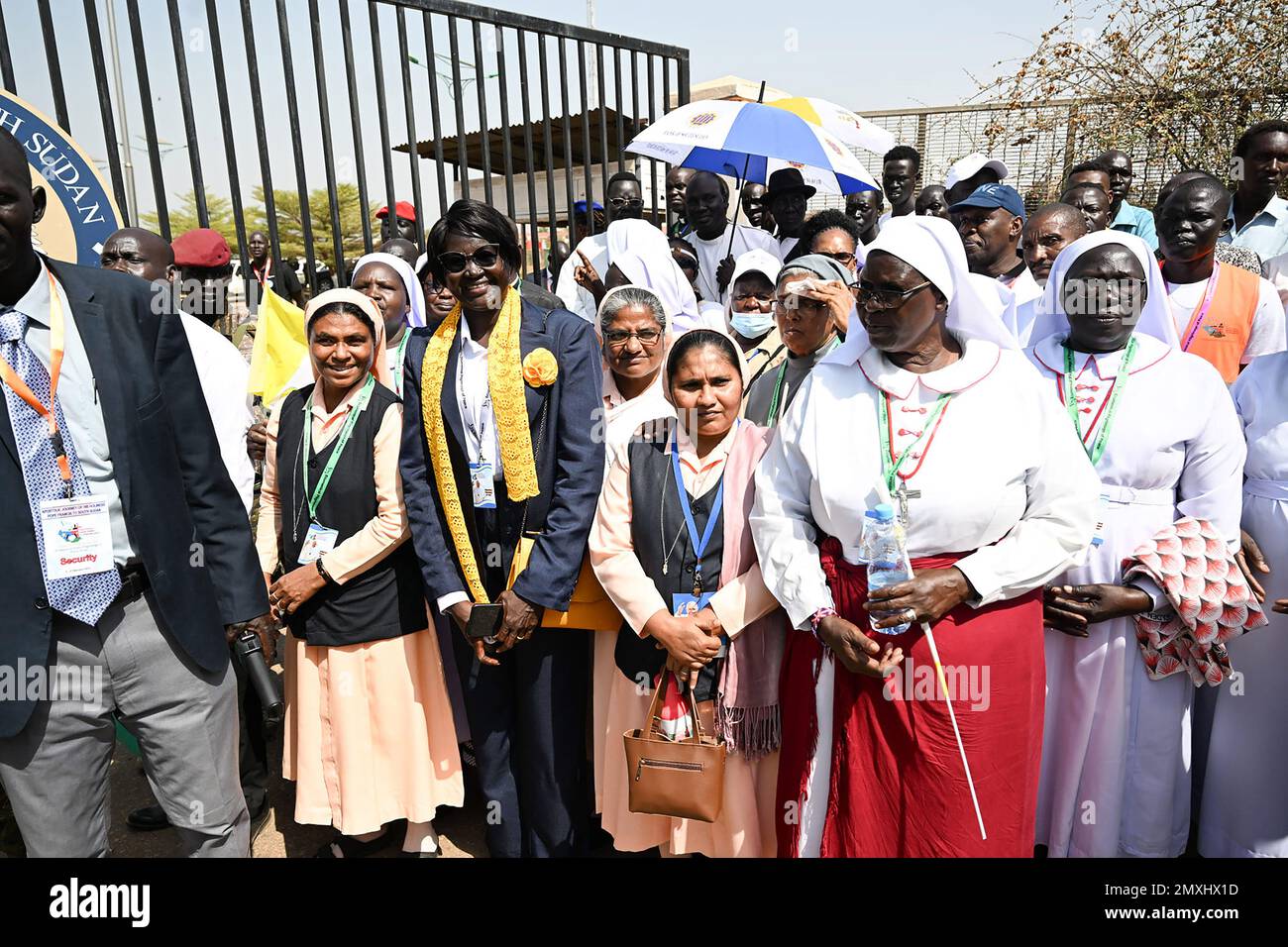 Des ecclésiastiques attendent d'accueillir le pape François à son arrivée à l'aéroport international de Juba, dans le sud du Soudan, vendredi, sur 3 février 2023. Le pape François est arrivé au Soudan du Sud lors d'une visite de trois jours à 3 février 2023 pour promouvoir la paix et la réconciliation. Photo du Bureau de presse de la Présidence du Sud Soudan/ crédit: UPI/Alamy Live News Banque D'Images