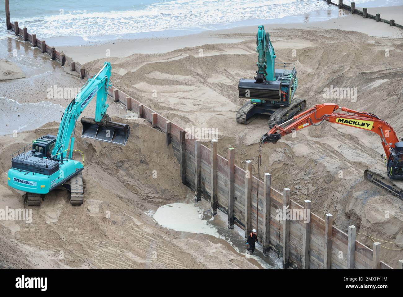 Bournemouth, Royaume-Uni. 3rd févr. 2023. Travaux en cours sur le remplacement des groynes à côté de l'embarcadère de Bournemouth. Le projet fait partie du projet de gestion de la plage de Poole Bay, qui a reçu un financement de £33 millions de dollars de l'Agence pour l'environnement et est conçu pour aider à protéger le littoral du Dorset contre les inondations et l'érosion , en plus de la rendre plus résistante aux hausses prévues du niveau de la mer pour les 100 prochaines années. Credit: Richard Crease/Alay Live News Banque D'Images