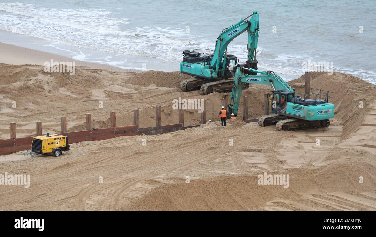 Bournemouth, Royaume-Uni. 3rd févr. 2023. Travaux en cours sur le remplacement des groynes à côté de l'embarcadère de Bournemouth. Le projet fait partie du projet de gestion de la plage de Poole Bay, qui a reçu un financement de £33 millions de dollars de l'Agence pour l'environnement et est conçu pour aider à protéger le littoral du Dorset contre les inondations et l'érosion , en plus de la rendre plus résistante aux hausses prévues du niveau de la mer pour les 100 prochaines années. Credit: Richard Crease/Alay Live News Banque D'Images
