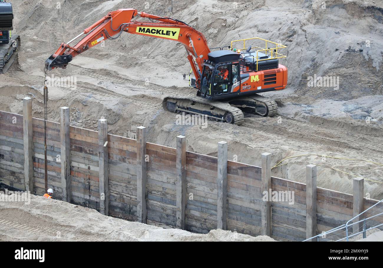 Bournemouth, Royaume-Uni. 3rd févr. 2023. Travaux en cours sur le remplacement des groynes à côté de l'embarcadère de Bournemouth. Le projet fait partie du projet de gestion de la plage de Poole Bay, qui a reçu un financement de £33 millions de dollars de l'Agence pour l'environnement et est conçu pour aider à protéger le littoral du Dorset contre les inondations et l'érosion , en plus de la rendre plus résistante aux hausses prévues du niveau de la mer pour les 100 prochaines années. Credit: Richard Crease/Alay Live News Banque D'Images