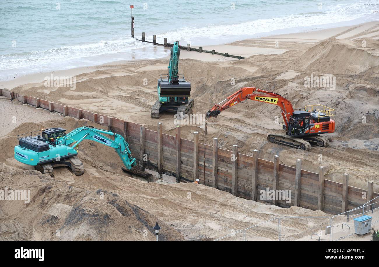 Bournemouth, Royaume-Uni. 3rd févr. 2023. Travaux en cours sur le remplacement des groynes à côté de l'embarcadère de Bournemouth. Le projet fait partie du projet de gestion de la plage de Poole Bay, qui a reçu un financement de £33 millions de dollars de l'Agence pour l'environnement et est conçu pour aider à protéger le littoral du Dorset contre les inondations et l'érosion , en plus de la rendre plus résistante aux hausses prévues du niveau de la mer pour les 100 prochaines années. Credit: Richard Crease/Alay Live News Banque D'Images