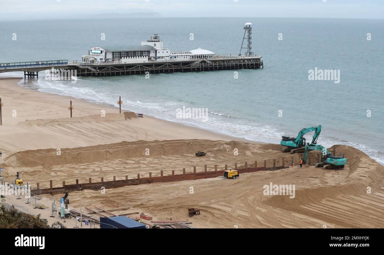 Bournemouth, Royaume-Uni. 3rd févr. 2023. Travaux en cours sur le remplacement des groynes à côté de l'embarcadère de Bournemouth. Le projet fait partie du projet de gestion de la plage de Poole Bay, qui a reçu un financement de £33 millions de dollars de l'Agence pour l'environnement et est conçu pour aider à protéger le littoral du Dorset contre les inondations et l'érosion , en plus de la rendre plus résistante aux hausses prévues du niveau de la mer pour les 100 prochaines années. Credit: Richard Crease/Alay Live News Banque D'Images