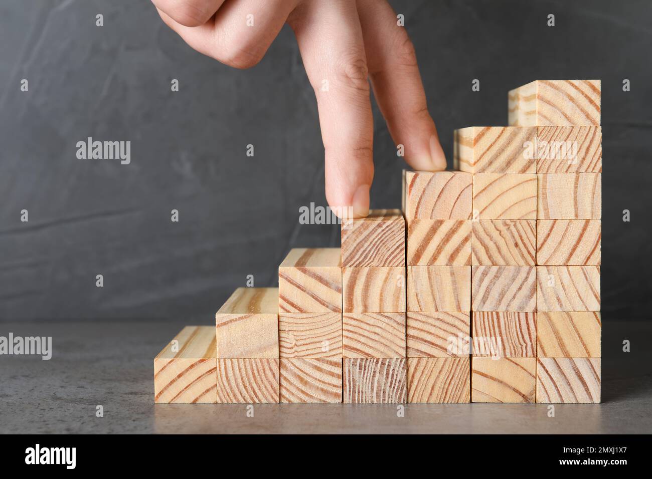 Homme imitant monter sur des escaliers en bois avec ses doigts, gros plan. Échelle de carrière Banque D'Images
