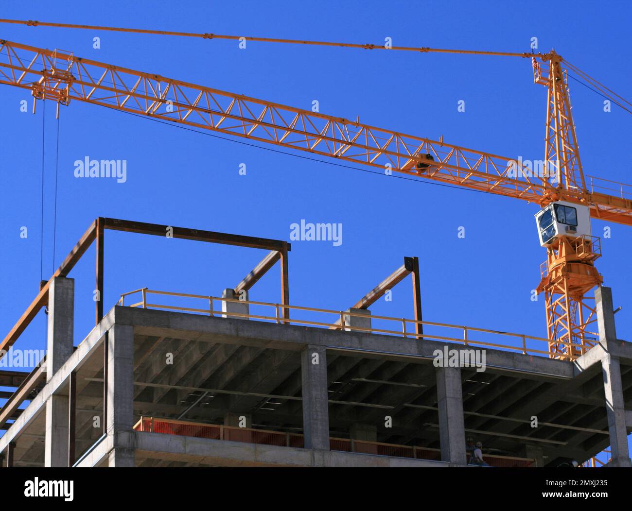 Construction miniature d'un bâtiment de grande hauteur avec une grue à  tour. Le concept de construction en miniature Photo Stock - Alamy