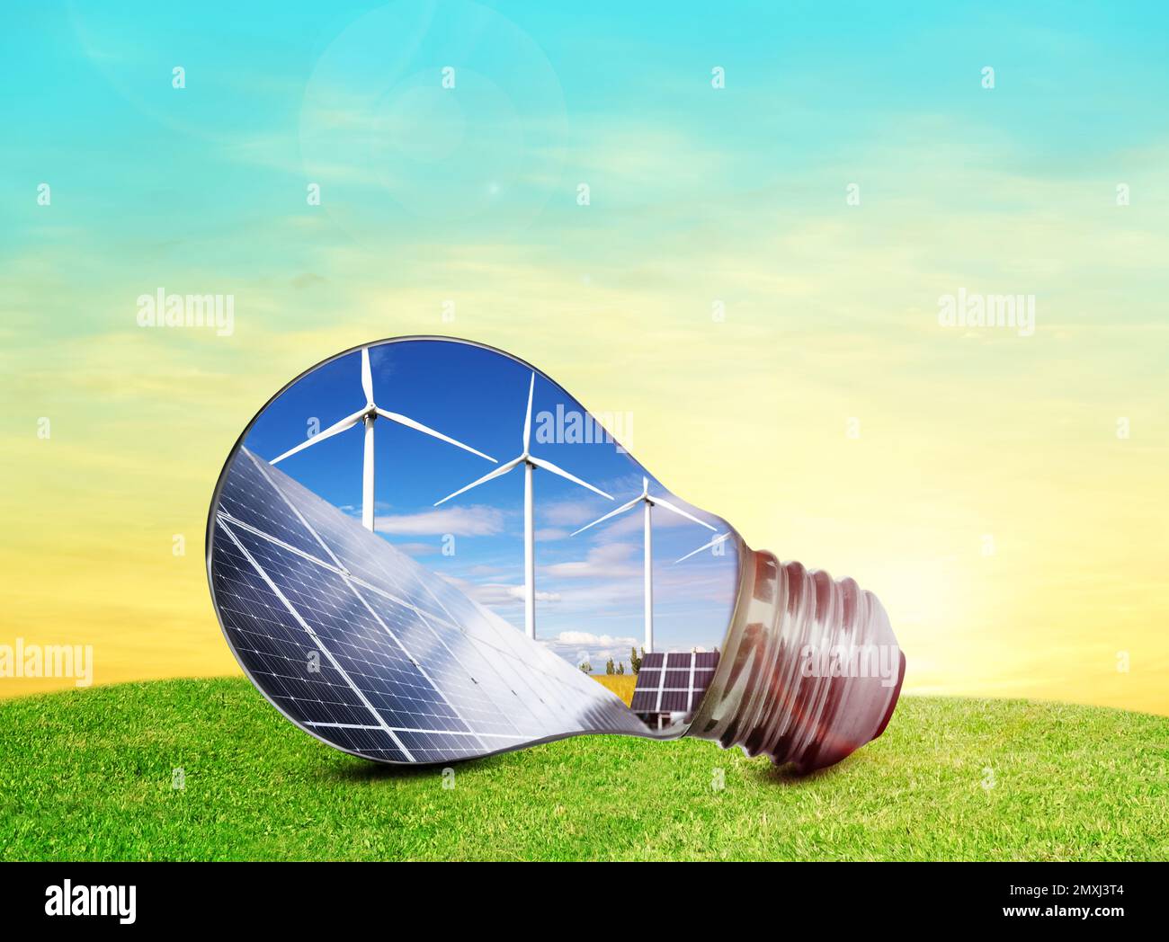 Source d'énergie alternative. Ampoule avec panneaux solaires et éoliennes à l'extérieur Banque D'Images