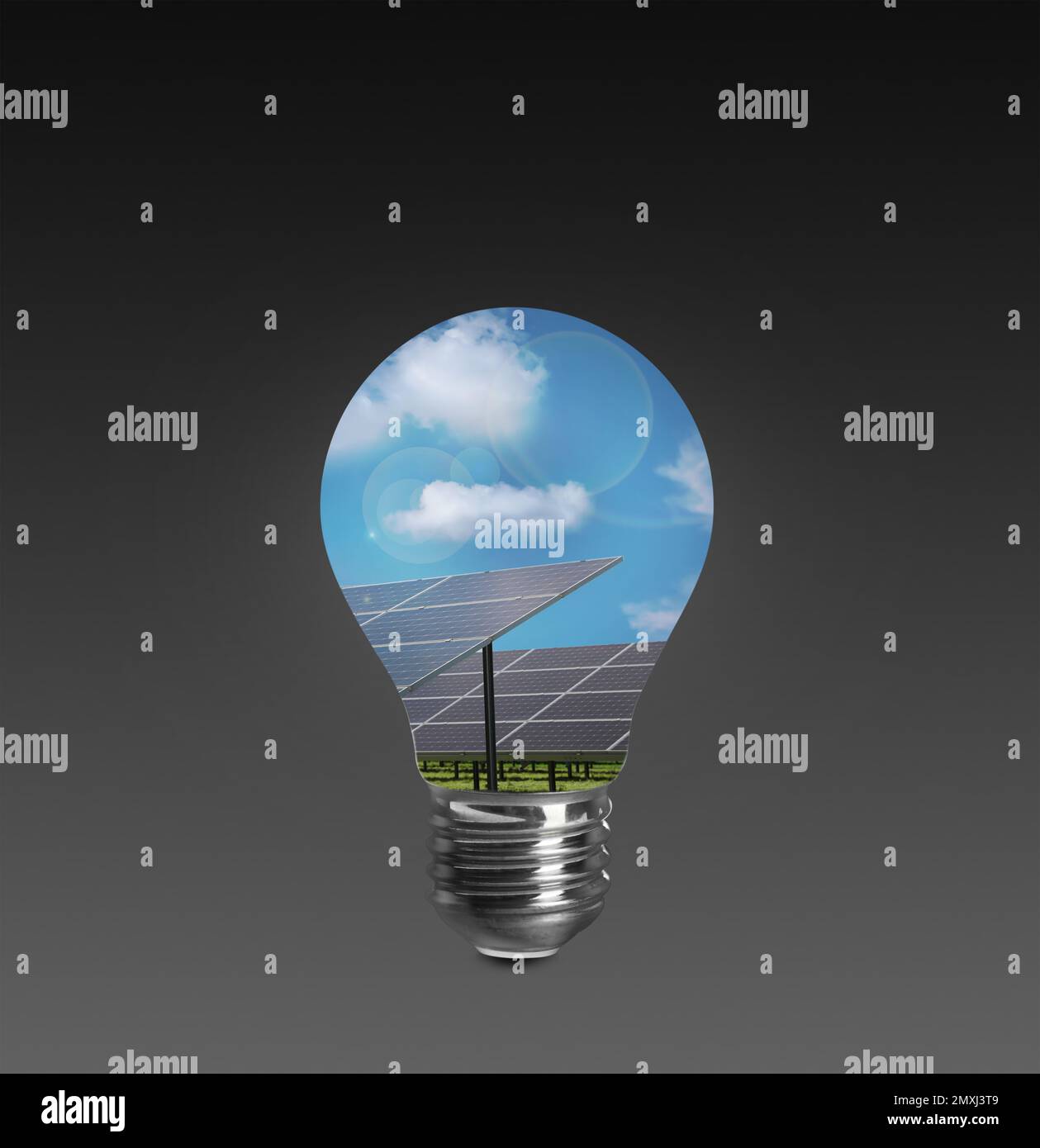 Source d'énergie alternative. Ampoule avec panneaux solaires sur fond sombre Banque D'Images