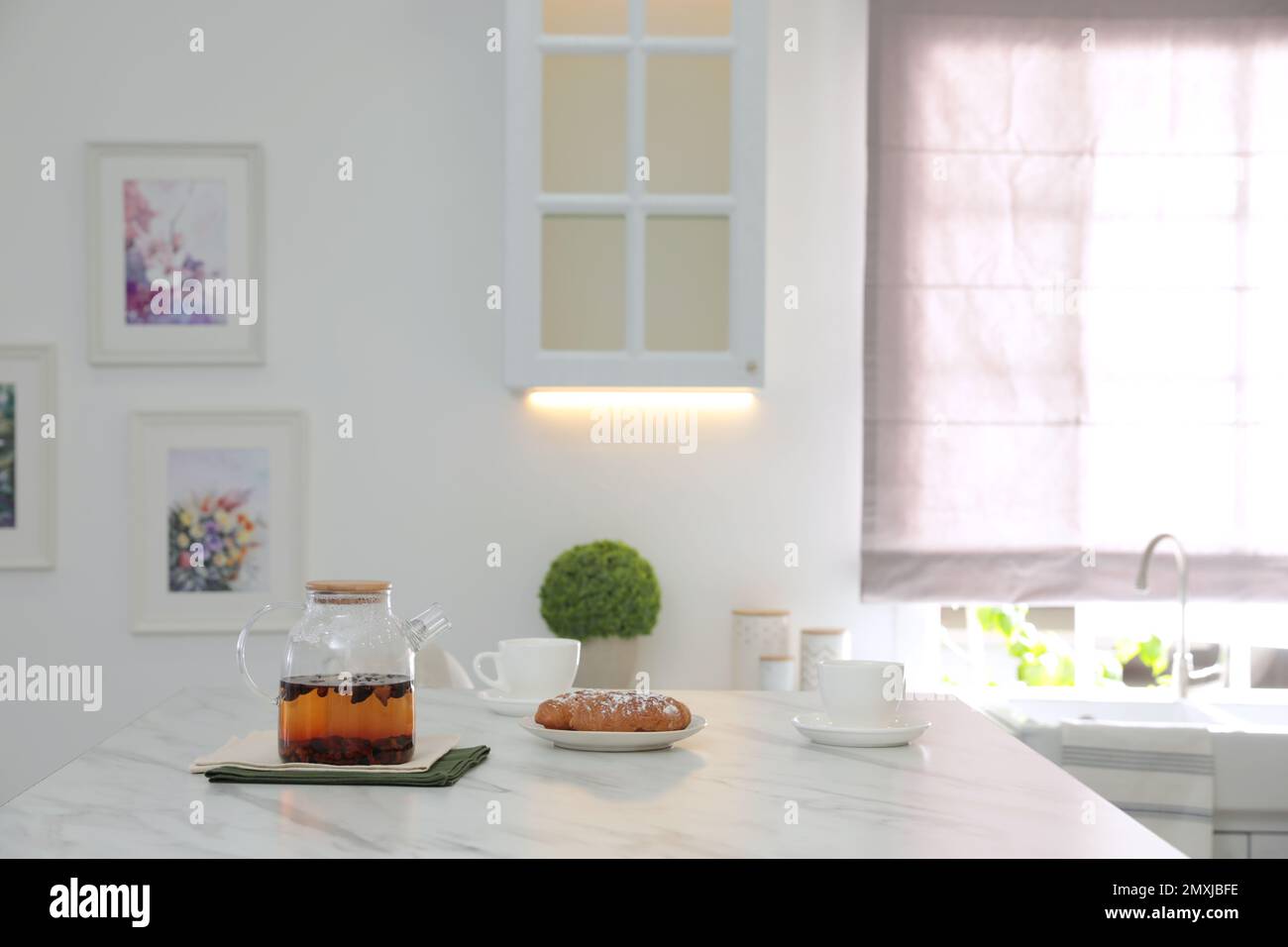 Petit déjeuner servi sur table dans la cuisine moderne, espace pour le texte. Design intérieur Banque D'Images