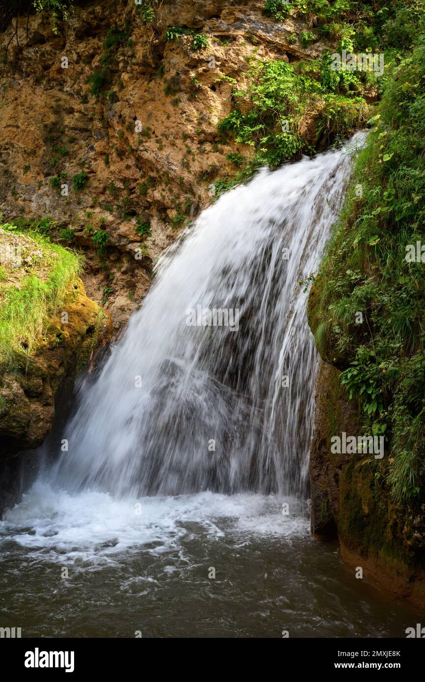 Chutes d'eau de miel près de Kislovodsk, Russie. Chutes d'eau dans le canyon de montagne, vue verticale des rochers et cours d'eau en été. Thème de la nature, voyage, touris Banque D'Images