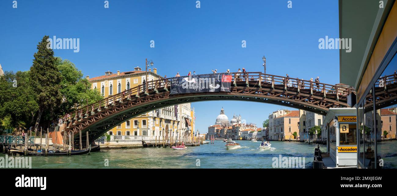 Panorama sur le Grand Canal et le Ponte dell'Accademia, Venise Banque D'Images