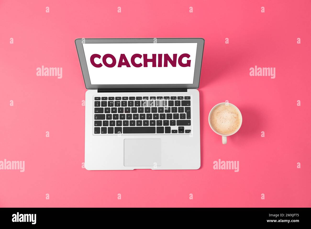 Formation professionnelle ou coaching de vie. Ordinateur portable moderne et une tasse de café sur fond rose, plat Banque D'Images