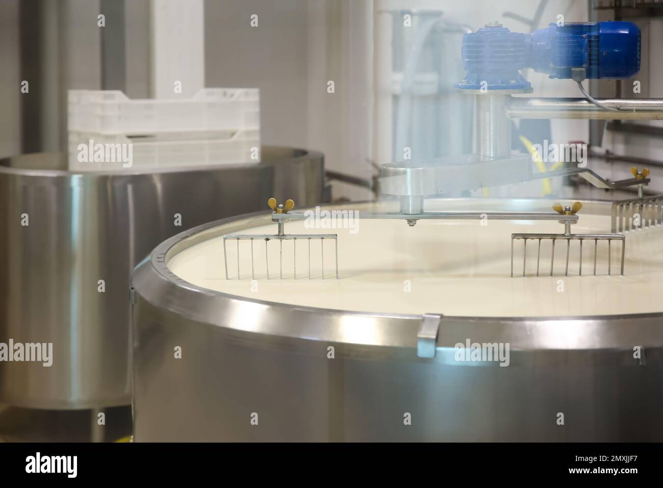 Lait dans le réservoir de préparation du lait caillé à l'usine de fromage Banque D'Images