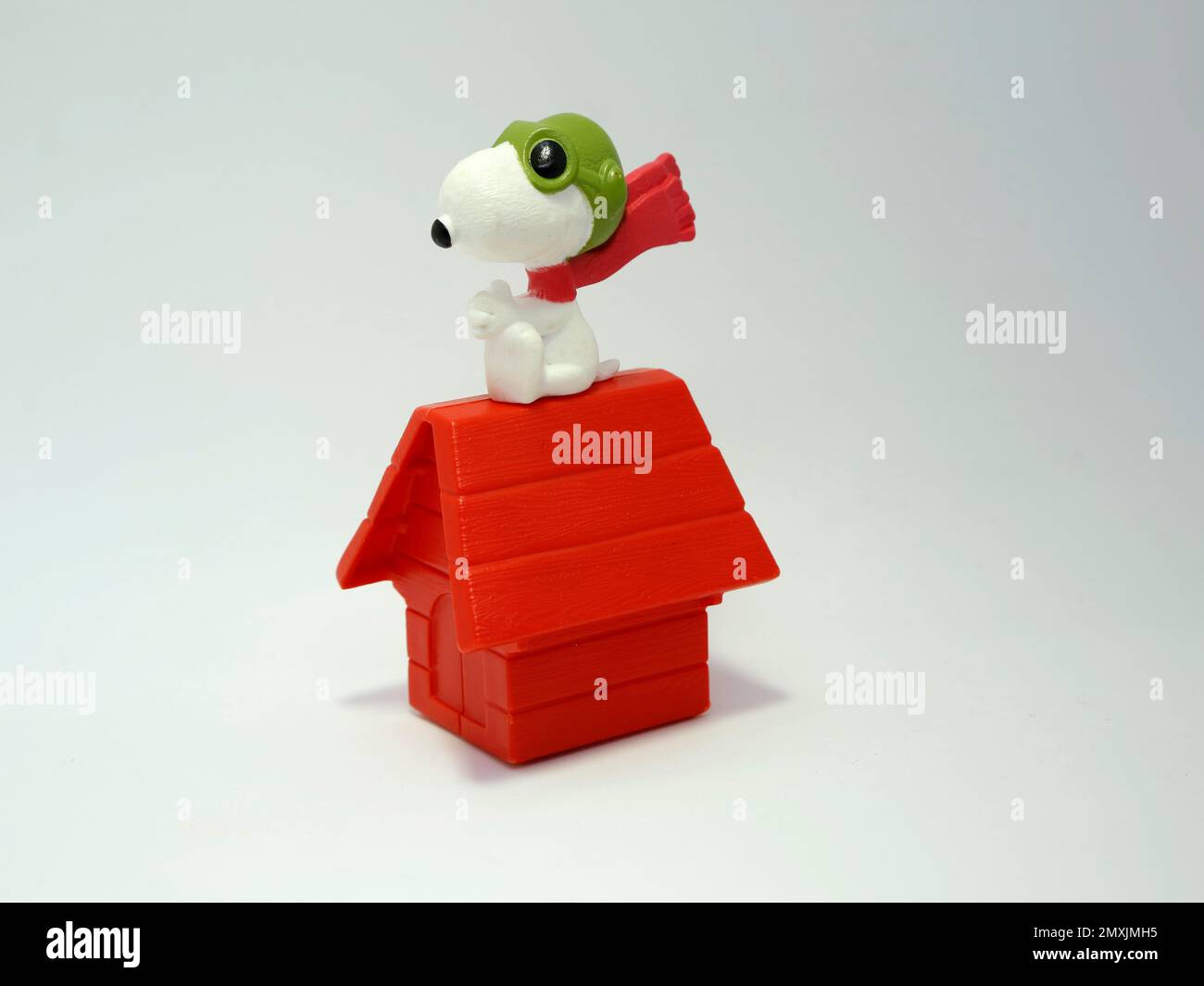 Snoopy le chien habillé comme aviateur avec son ami Woodstock. Paanuts comiques. Banque D'Images