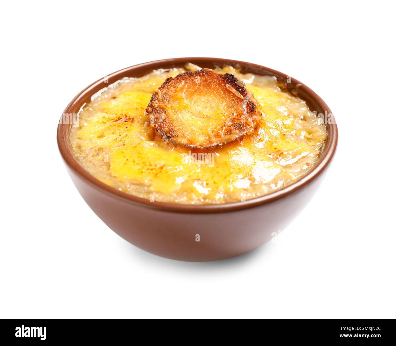 Savoureuse soupe maison à l'oignon français isolée sur blanc Banque D'Images