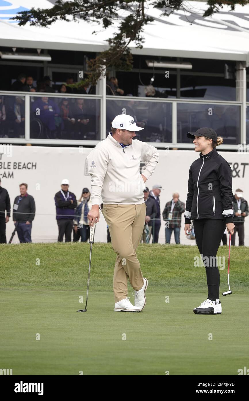 Pebble Beach, Californie, États-Unis. 3rd févr. 2023. Ben Taylor, joueur anglais, discute avec son partenaire de jeu, ex-Miss America, Kira Dixon sur le green 18th à Pebble Beach Links au cours du second tour du tournoi AT&T Pro-Am 2023, PGA Tour crédit: Motofoto/Alay Live News Banque D'Images