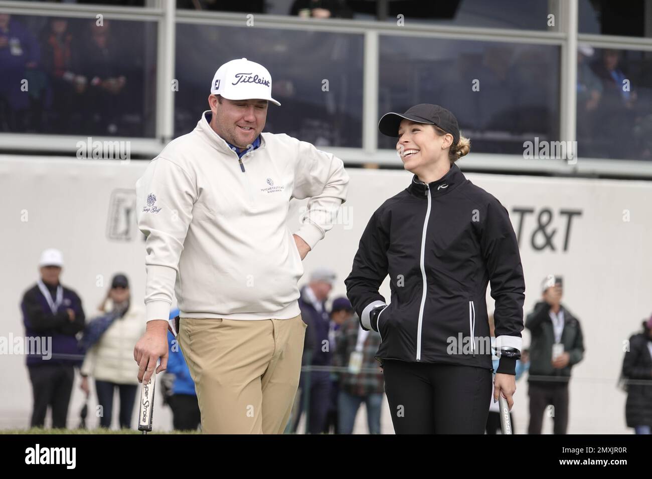 Pebble Beach, Californie, États-Unis. 3rd févr. 2023. Ben Taylor, joueur anglais, discute avec son partenaire de jeu, ex-Miss America, Kira Dixon sur le green 18th à Pebble Beach Links au cours du second tour du tournoi AT&T Pro-Am 2023, PGA Tour crédit: Motofoto/Alay Live News Banque D'Images