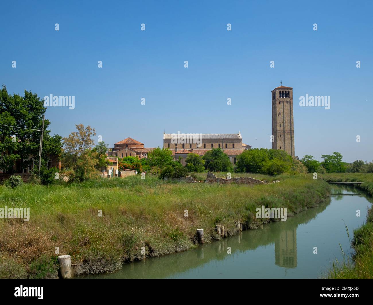 Campanile di Torcello réfléchi dans l'eau du canal Banque D'Images