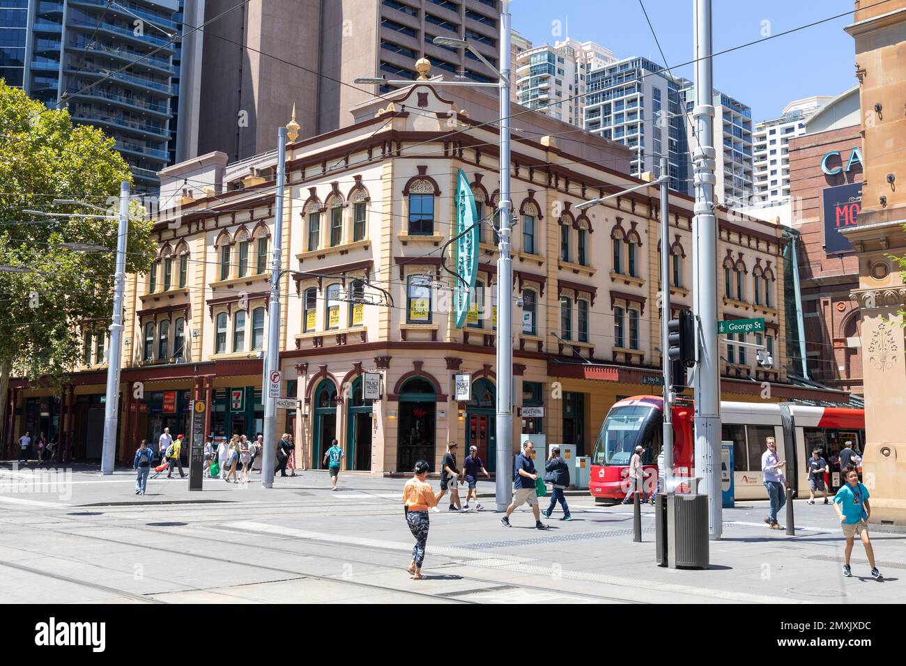 Centre-ville de Sydney, Palace Hotel sur George Street avec train léger le long de Hay Street, Haymarket, centre-ville de Sydney, Nouvelle-Galles du Sud, Australie Banque D'Images