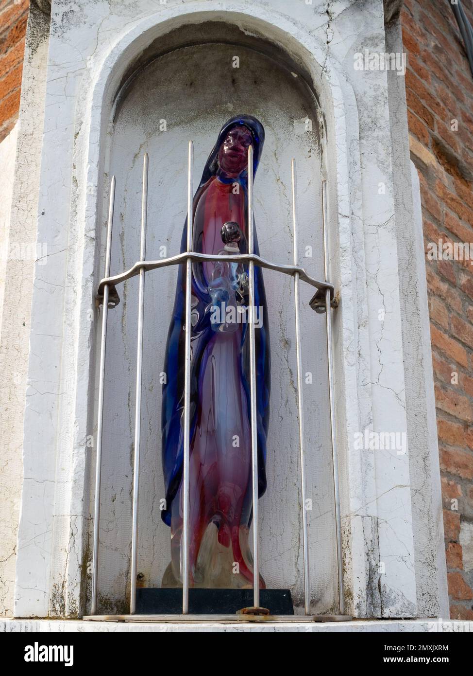 Sculpture en verre de la Vierge de hte dans un coin de rue de Murano Banque D'Images