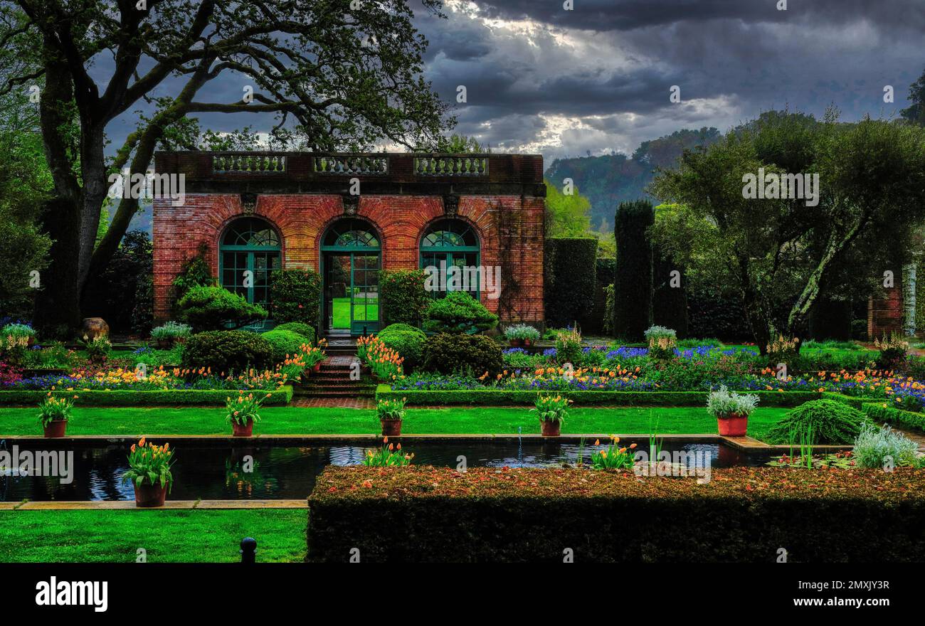 La belle entrée de la Maison et jardin historiques de Filoli avec une végétation luxuriante contre un ciel sombre Banque D'Images