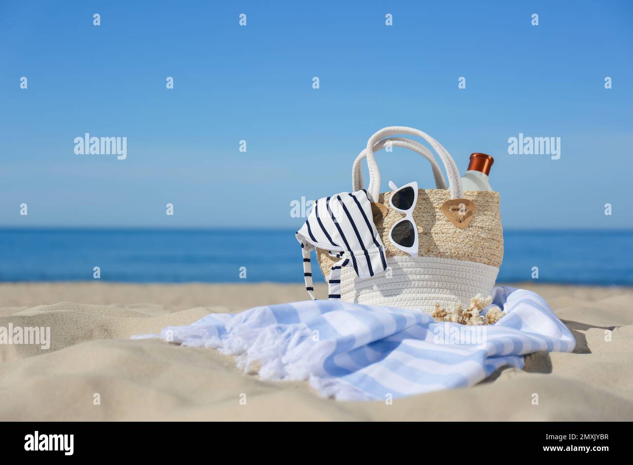 Accessoires de plage élégants pour des vacances d'été sur le sable près de  la mer. Espace pour le texte Photo Stock - Alamy