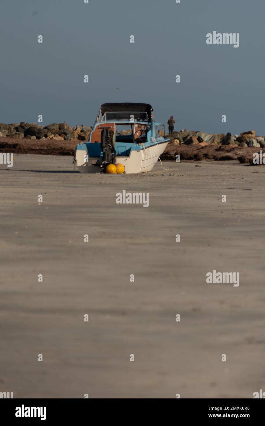 bateau abandonné sur la plage Banque D'Images