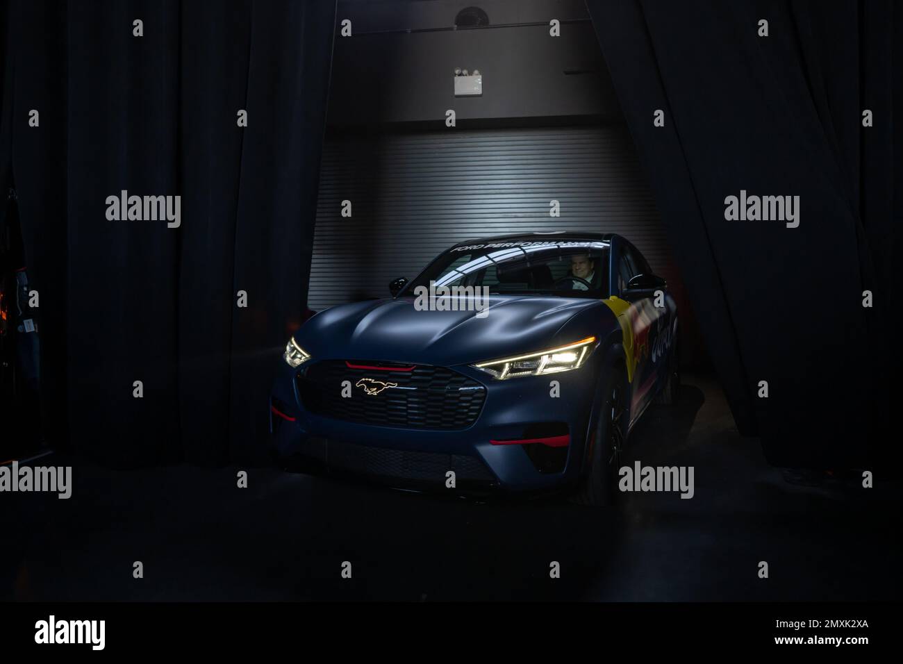New York, États-Unis. 03rd févr. 2023. Jim Farley, président et chef de la direction, Ford Motor Company conduit une Ford Mustang Mach-E entièrement électrique sur la scène au lancement de Oracle Red Bull Racing Reveal à New York, vendredi, 3 février 2023. Après plus de deux décennies, Ford a annoncé son retour à la Formule 1. Ford et Oracle Red Bull Racing sont en train de conclure un partenariat technique stratégique à long terme pour le développement d'une unité de puissance hybride de nouvelle génération à partir de la saison 2026 de Formule 1. Photo par Allan Maldonado/UPI crédit: UPI/Alay Live News Banque D'Images