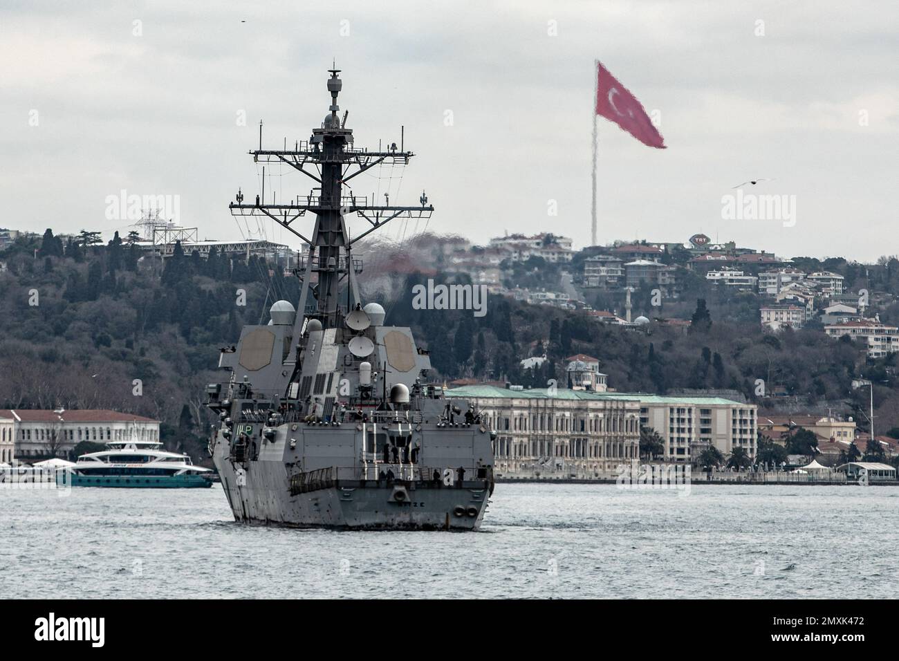 Istanbul, Turquie. 03rd févr. 2023. Le drapeau turc vu en arrière-plan tandis que le destroyer de la classe Arleigh Burke USS Nitze (DDG-94) de la Marine américaine a été ancré au large de Dolmabahce à Istanbul. Crédit : SOPA Images Limited/Alamy Live News Banque D'Images