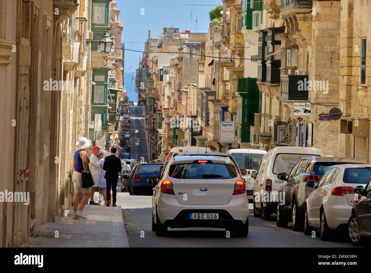 Promenade le long de la rue Paul Street, l'une des rues les plus authentiques de la Valette, la Valette, Malte Banque D'Images