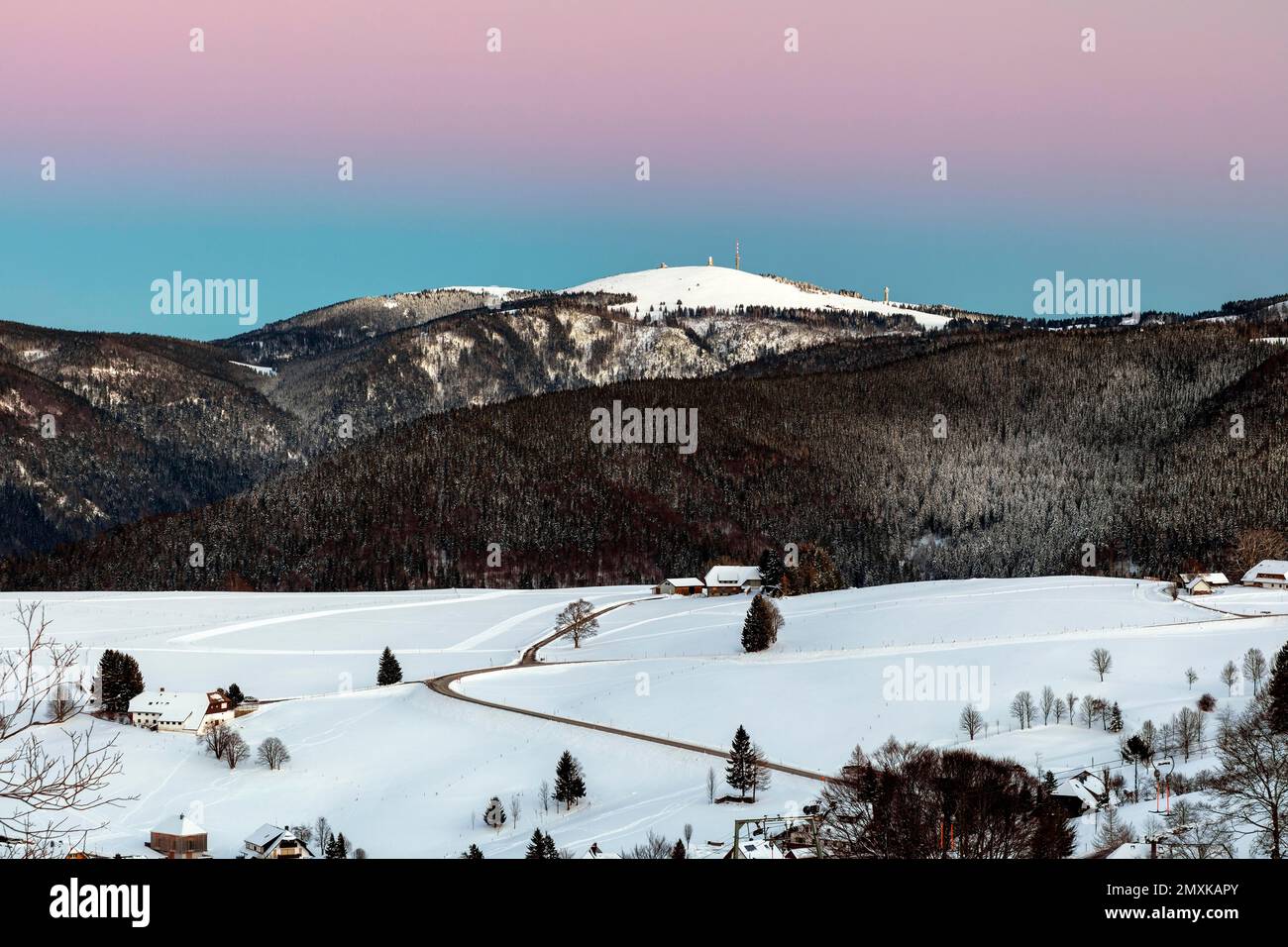 Vue de Feldberg à l'heure bleue de Schauinsland, hiver, Forêt Noire, Bade-Wurtemberg, Allemagne, Europe Banque D'Images