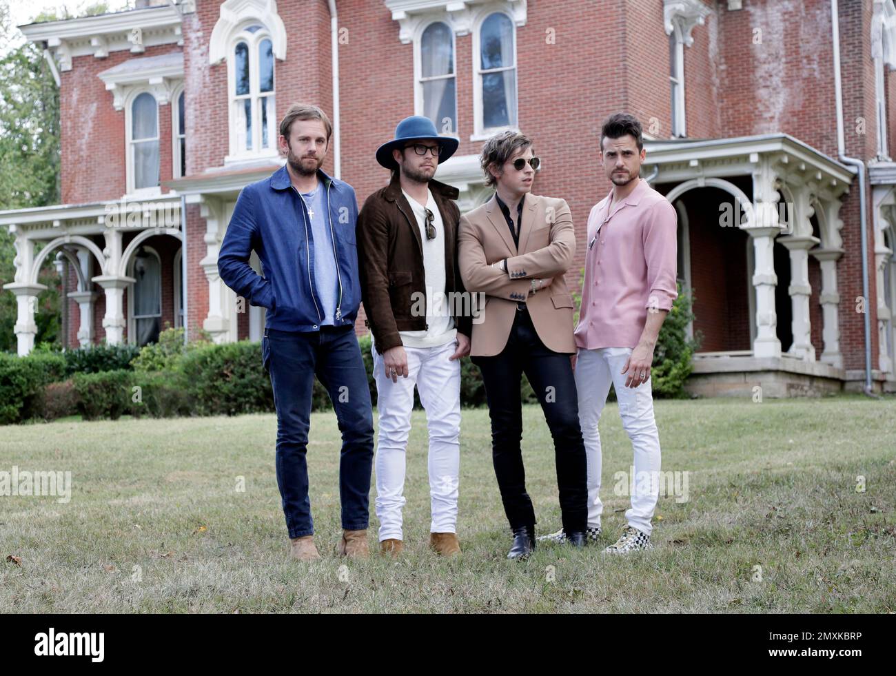 In this Oct. 3, 2016, photo, the Kings of Leon pose in Nashville, Tenn. From left are Caleb Followill, Nathan Followill, Matthew Followill and Jared Followill. (AP Photo/Mark Humphrey) Banque D'Images